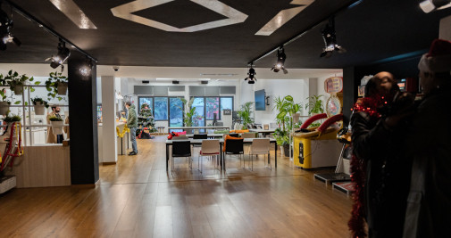 Salón de la sede de IO Interactive en Barcelona / Luis Miguel Añón - CG