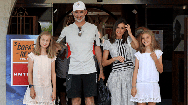 El rey Felipe VI y la reina Letizia junto a sus hijas, Leonor y Sofía, tras la visita de éstas al barco en el que competía el monarca en Palma / EFE