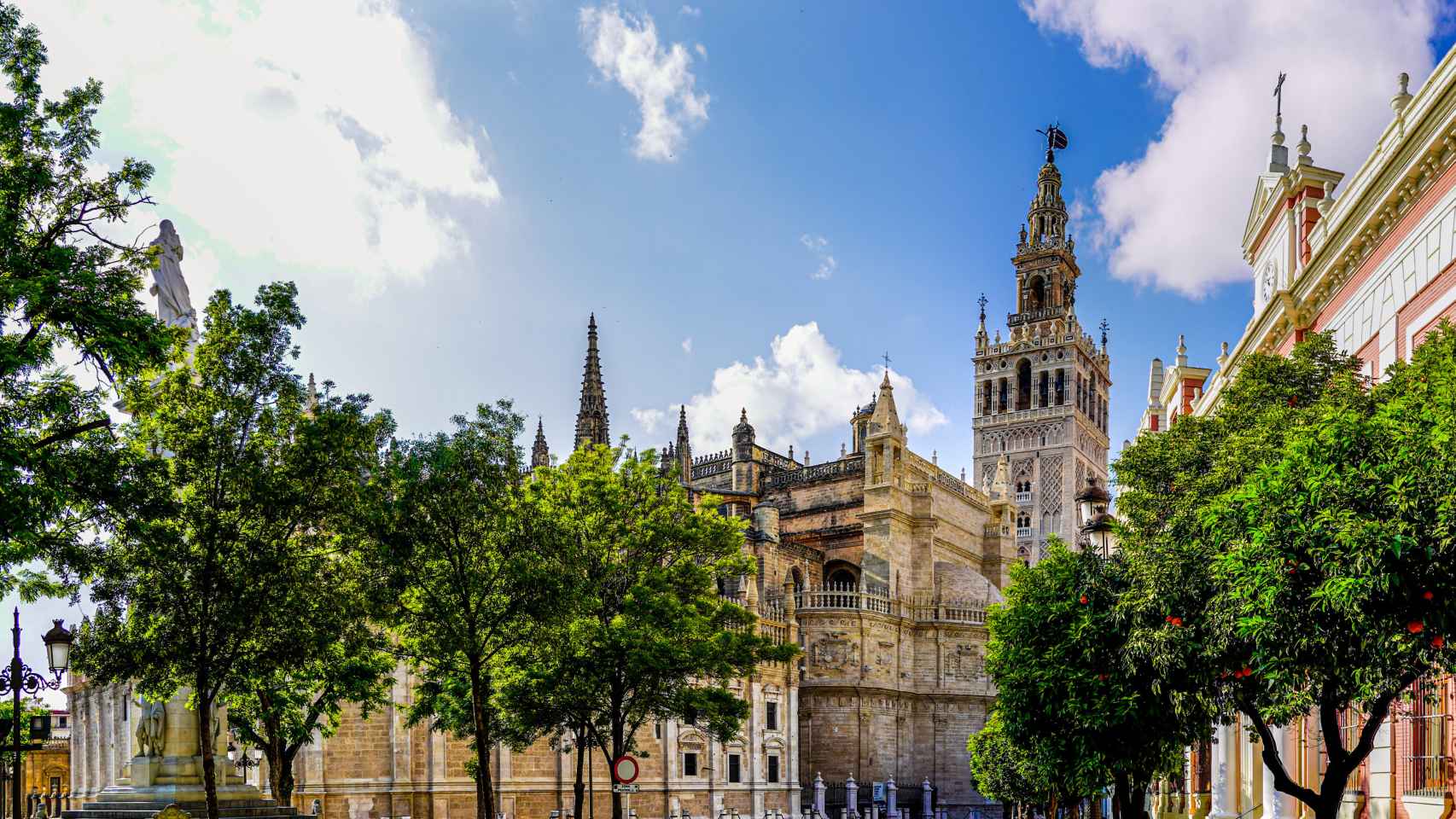 Plaza de la Inmaculada con la Giralda y la Catedral de Sevilla / EP