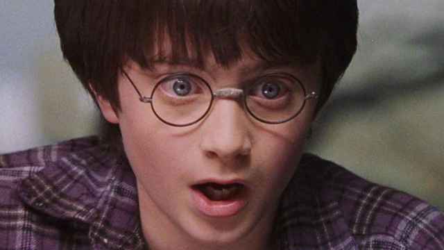 Harry Potter haciendo un hechizo en la saga de películas basadas en la novela de J. K. Rowling / WARNER BROS