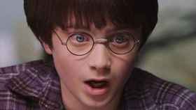 Harry Potter haciendo un hechizo en la saga de películas basadas en la novela de J. K. Rowling / WARNER BROS