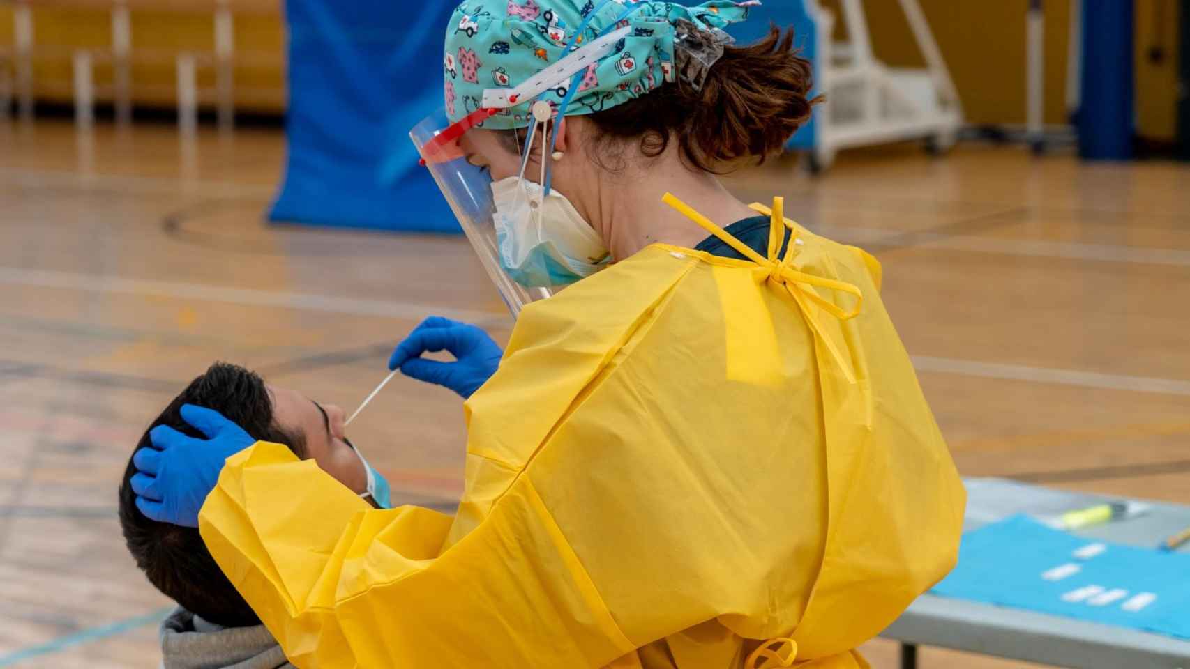 Una sanitaria realiza una prueba de detección del coronavirus a un joven / EP