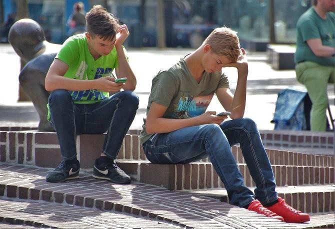Adolescentes ensimismados en sus teléfonos / natureaddict EN PIXABAY