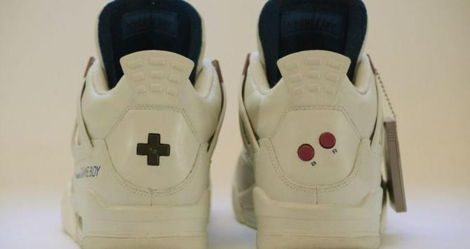 Zapatillas 'Air Jordan' por la parte trasera con los botones emblemáticos de la consola 'Game Boy' / FREAKER SNEAKS