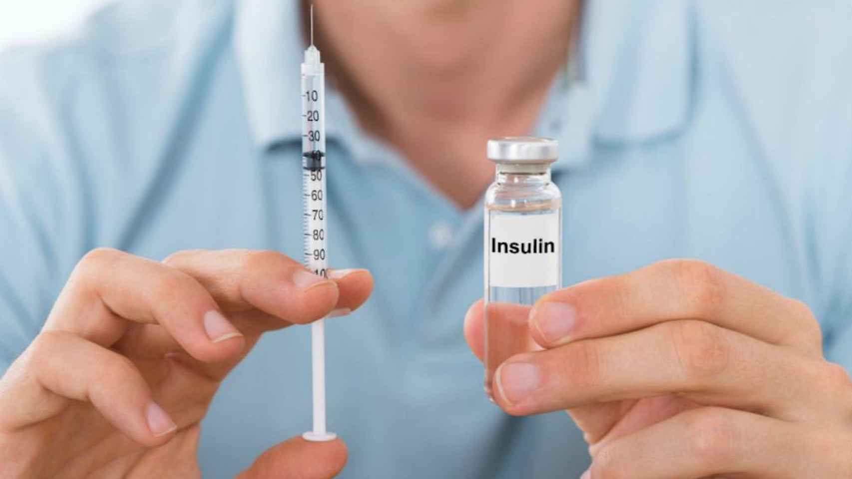 Una foto ilustrativa de un enfermero con insulina