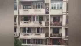 El hombre socorrió a la niña tras caer del balcón a la cornisa del edificio