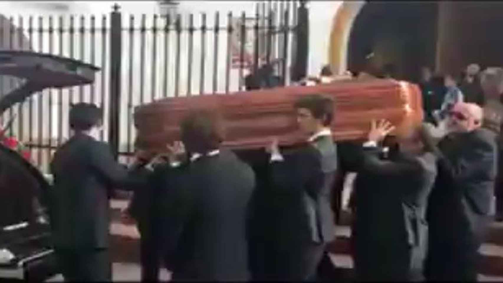 Captura del vídeo del entierro de Utrera Molina, donde se cantó el 'Cara al sol' / CG