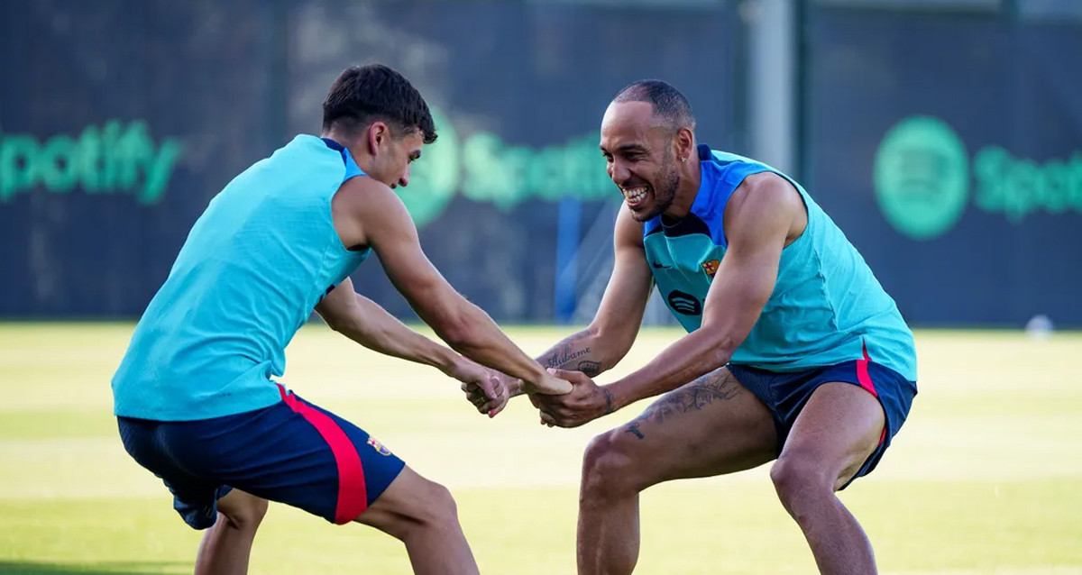 Pedri y Aubameyang, haciendo un ejercicio juntos, en el comienzo de la pretemporada del Barça / FCB
