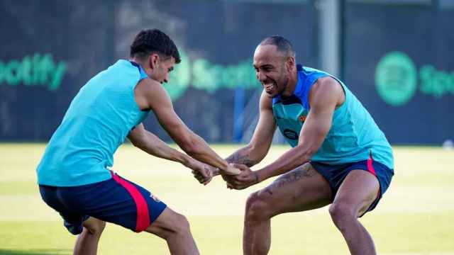 Pedri y Aubameyang, haciendo un ejercicio juntos, en el comienzo de la pretemporada del Barça / FCB