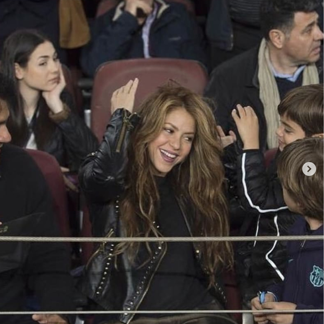 Shakira jugando con sus hijos, Sasha y Milan en el Camp Nou