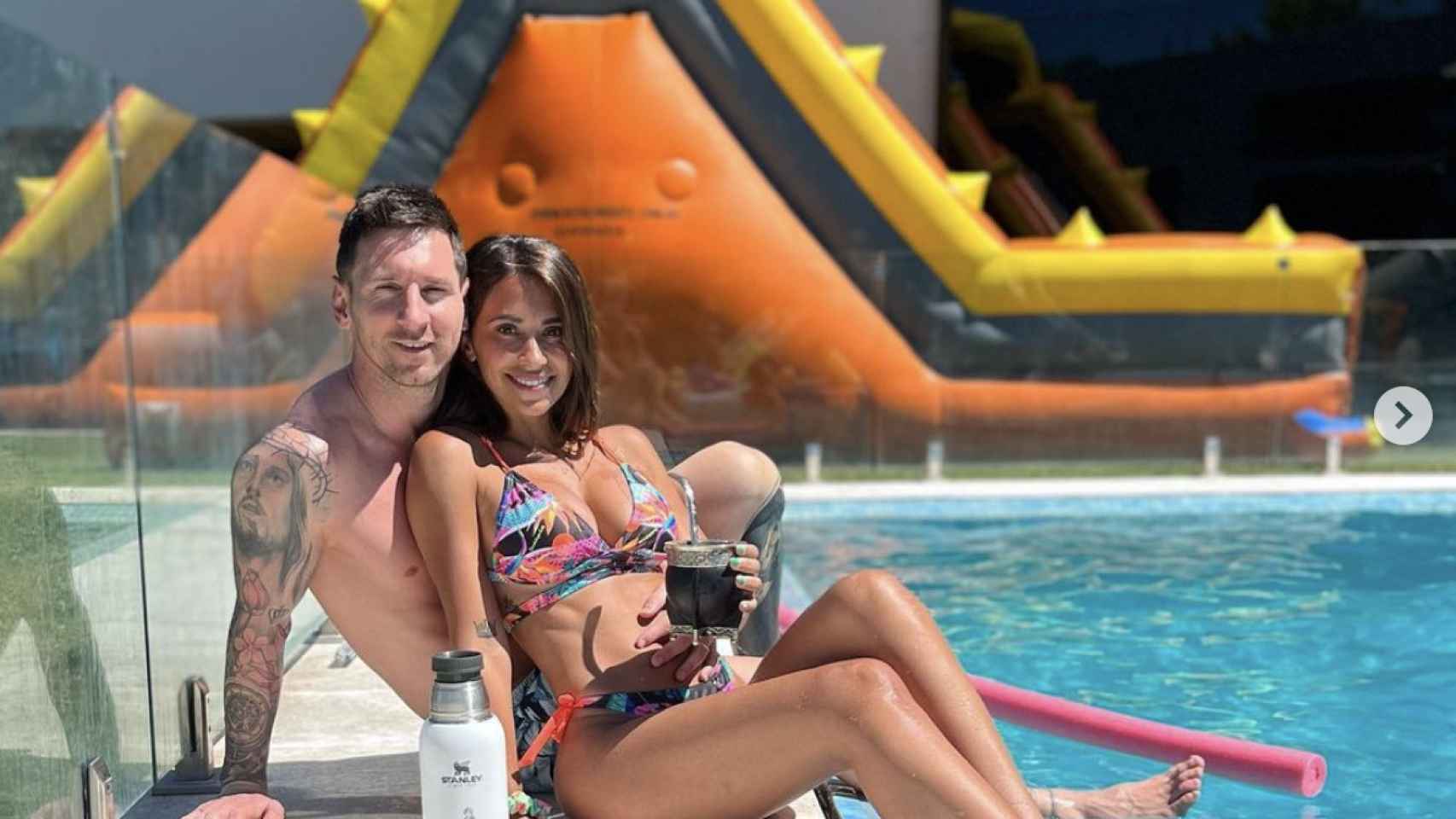 Antonella Roccuzzo y Leo Messi en la piscina / REDES