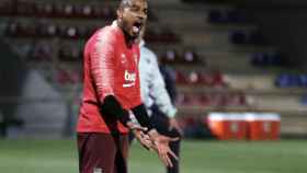 Kevin Prince Boateng se enfada durante un entrenamiento del Barça / FCB