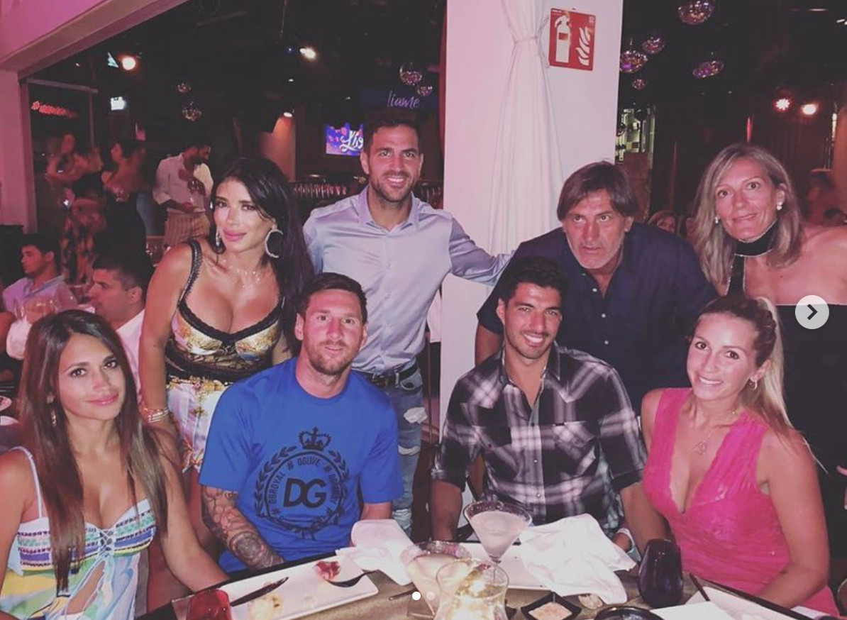 Messi y Antonella grupo de amigos en Ibiza