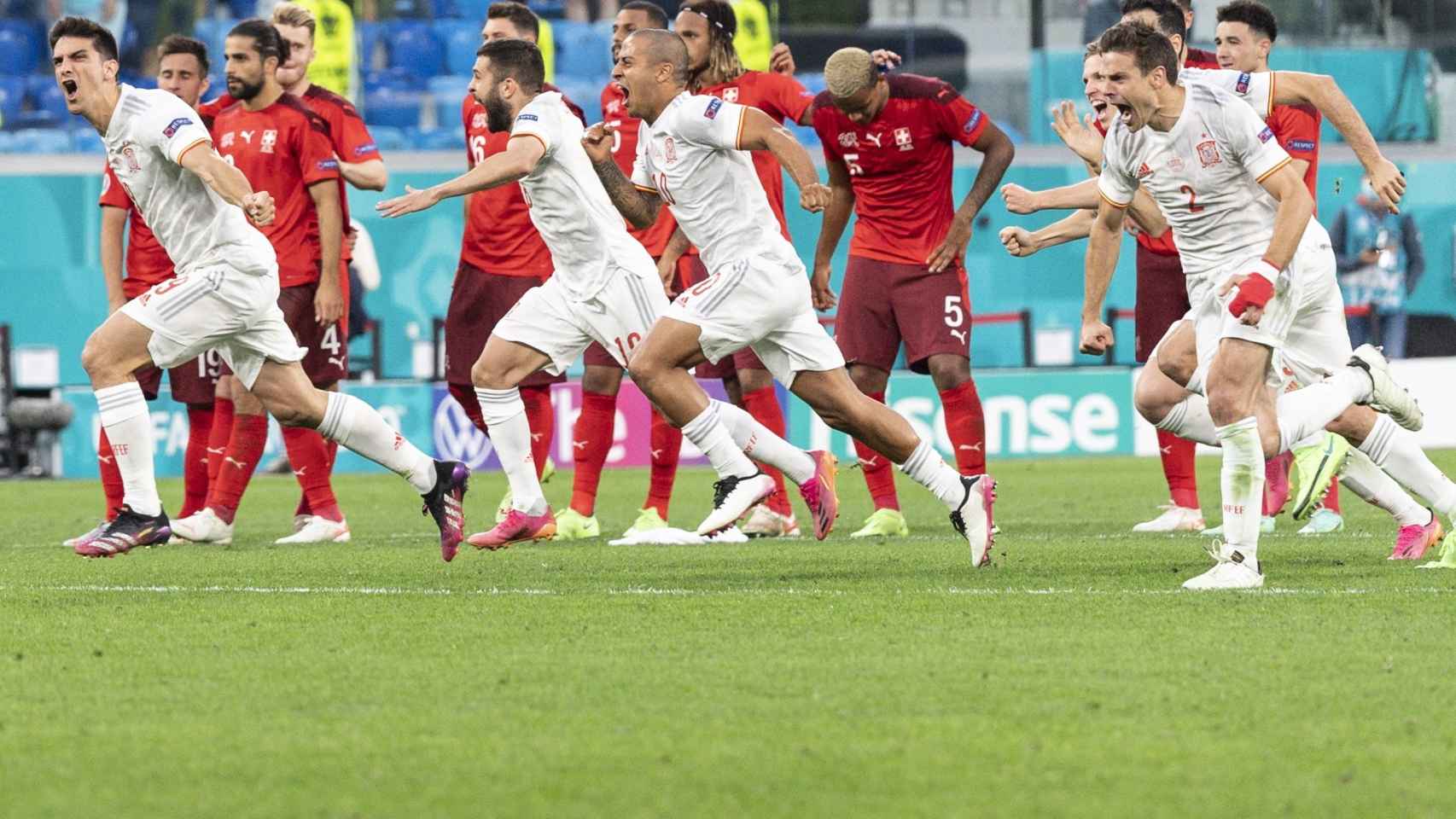 Los jugadores de España celebran con rabia el pase a semifinales de la Eurocopa / EFE