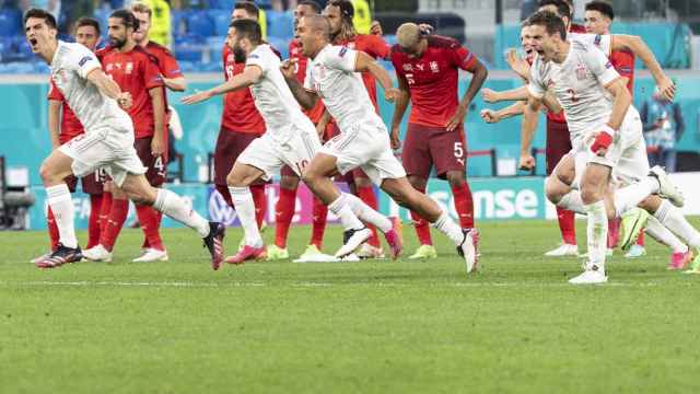 Los jugadores de España celebran con rabia el pase a semifinales de la Eurocopa / EFE