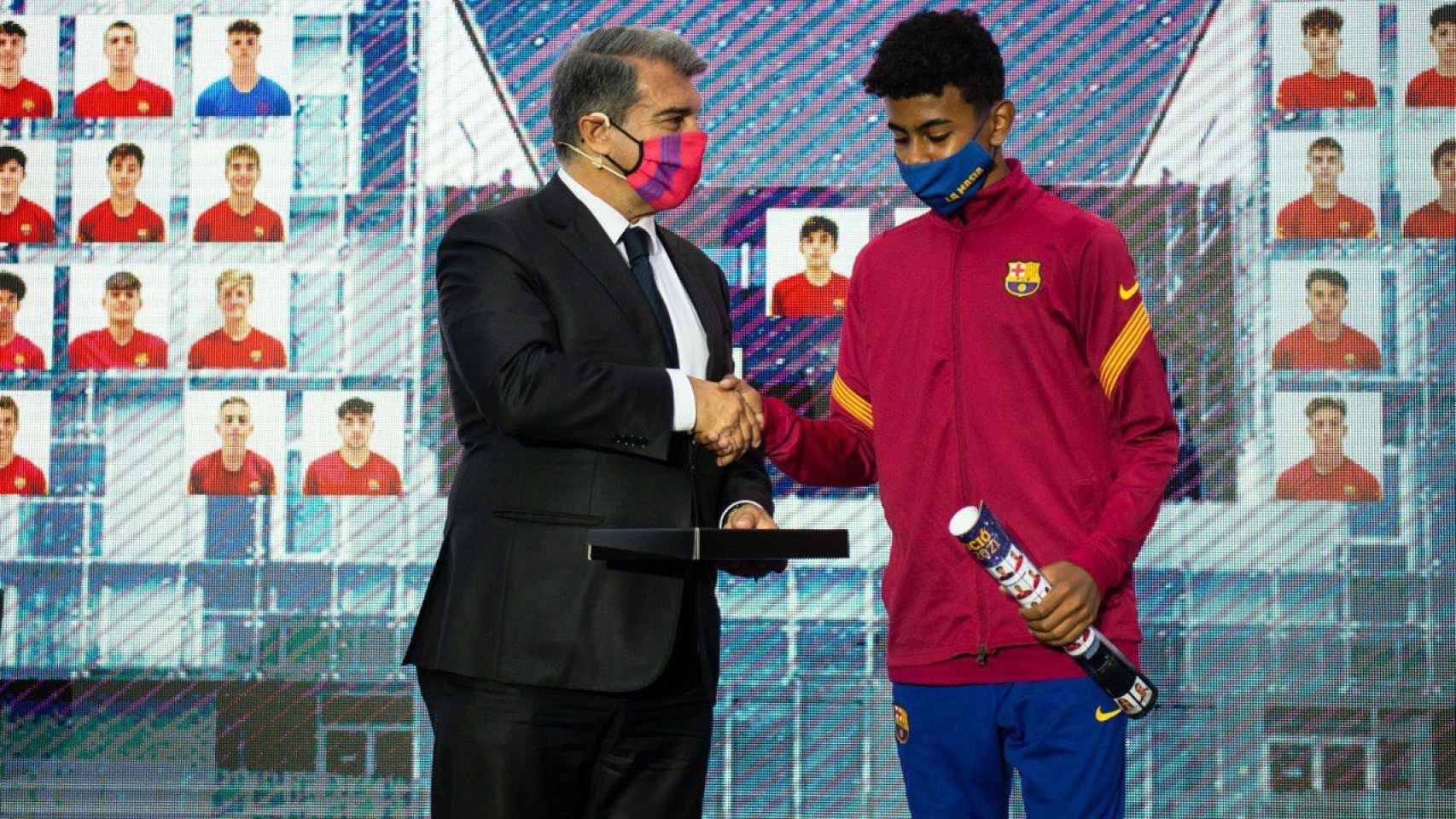 Joan Laporta con un canterano del Barça / FC Barcelona