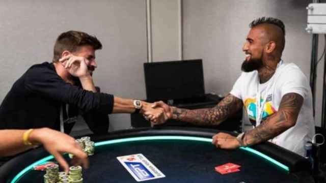 Gerard Piqué y Arturo Vidal finalizan la partida de póker /  Twitter