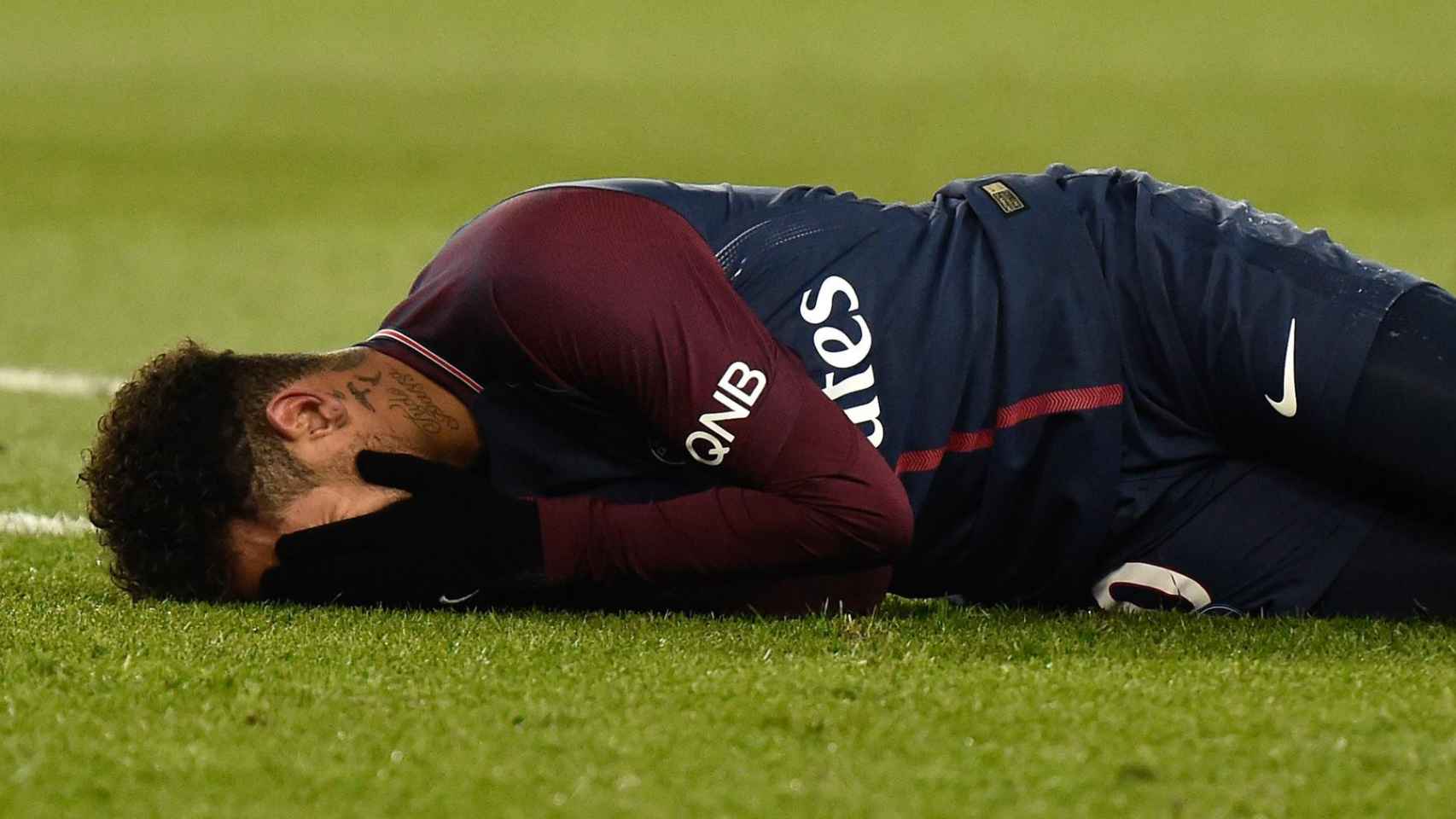 Neymar llora tras caer lesionado / EFE