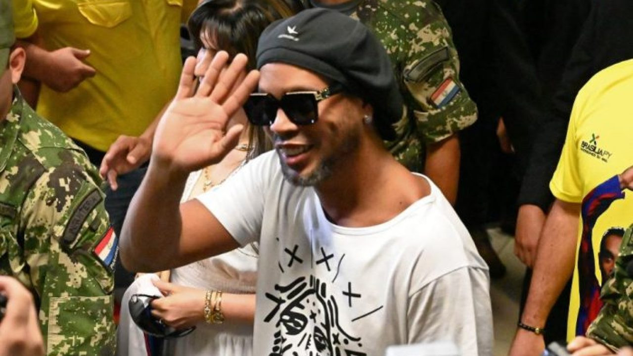 Ronaldinho, al salir de la cárcel de Asunción | REDES