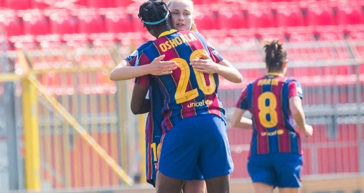 Oshoala abrazándose con Graham Hansen tras marcar el gol 100 del Barça Femenino en Champions / FCB