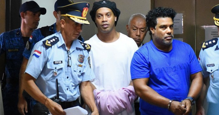 Ronaldinho, en el momento de ser detenido en Paraguay | REDES