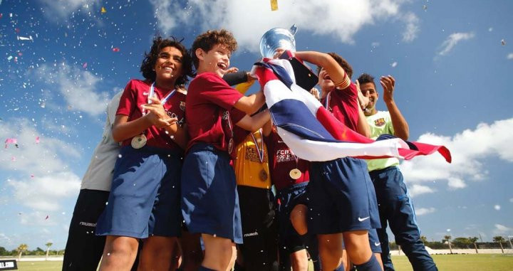 Los jugadores de la Barça escola en la Republica Dominicana, celebra el título/ FCBarcelona