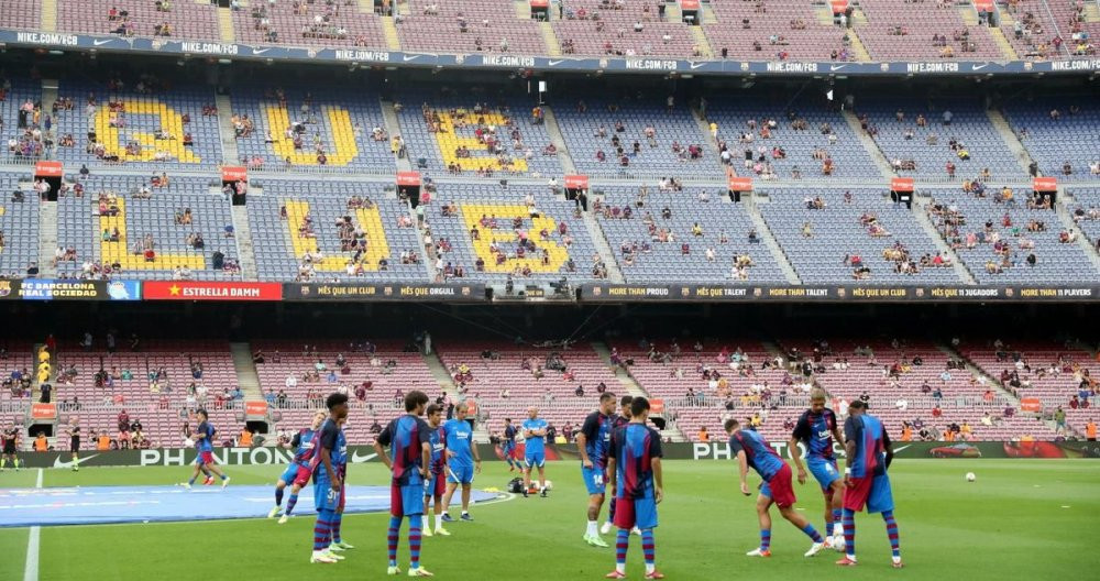 Imagen del Camp Nou antes del partido contra la Real Sociedad, con los jugadores calentando / FCB