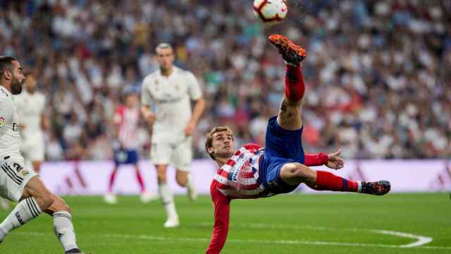 Griezmann chuta de chilena durante el derbi madrileño / EFE