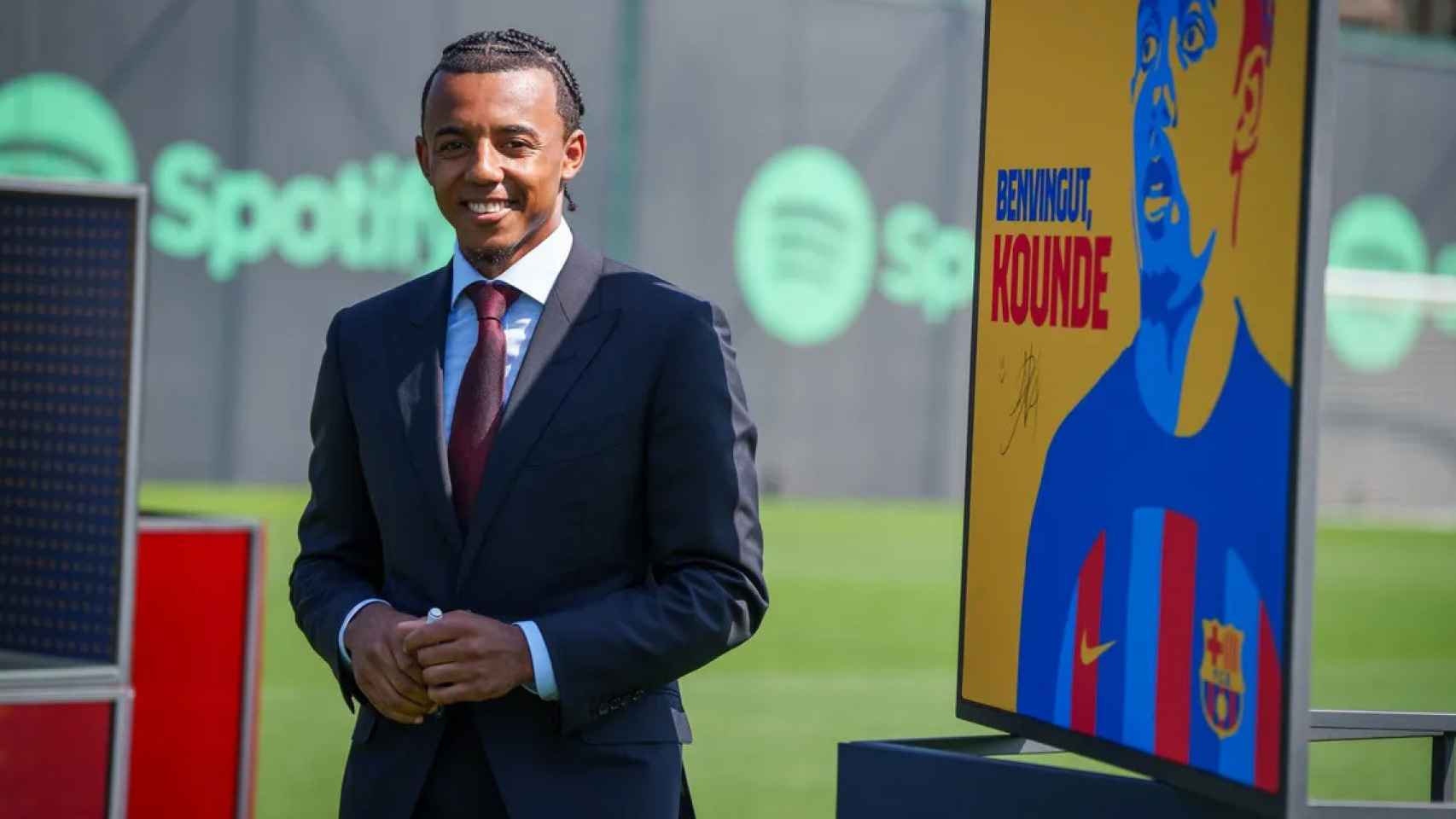 La sonrisa de Jules Koundé, durante su presentación como nuevo jugador del Barça / FCB