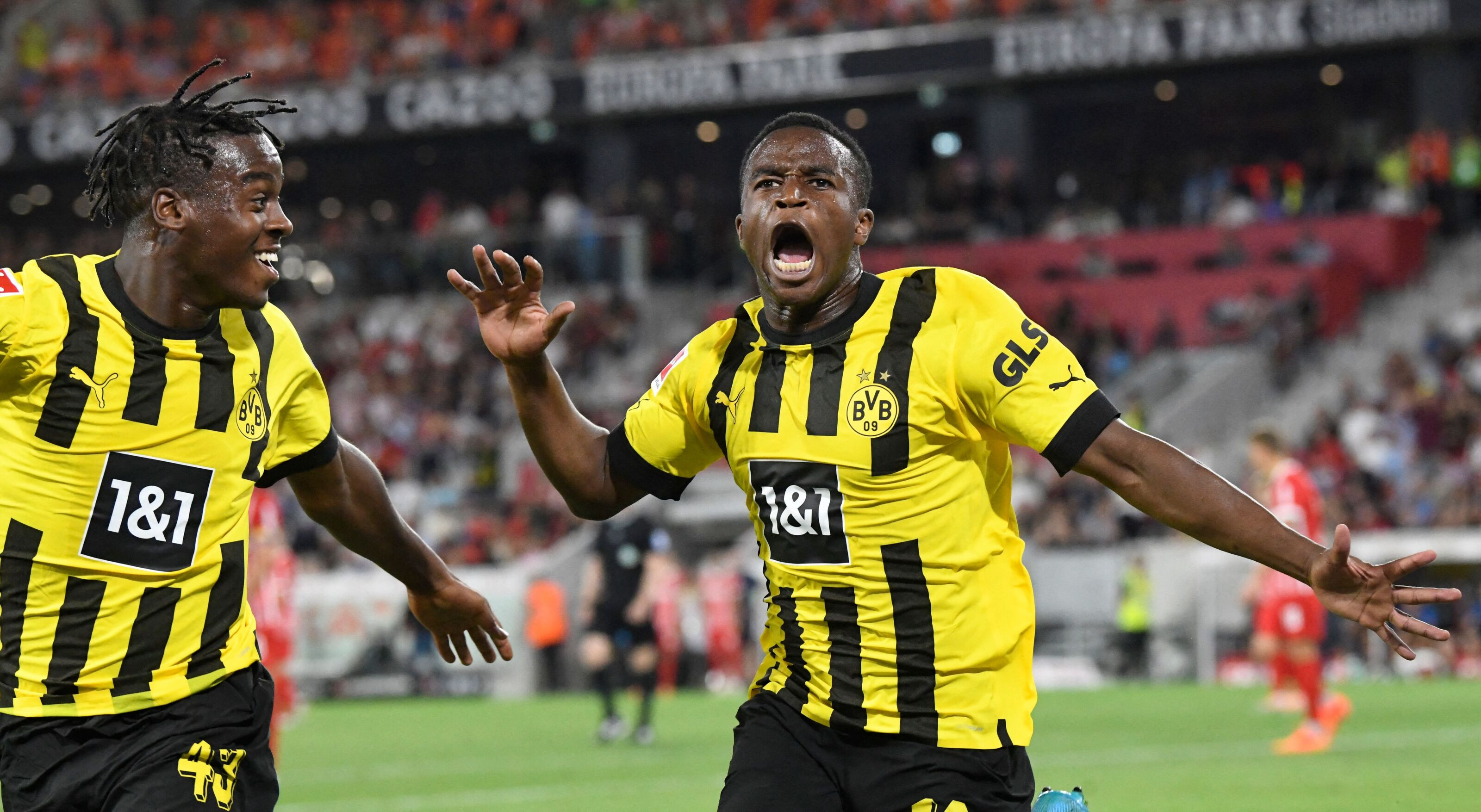 Moukoko festeja un gol con el Dortmund / REDES
