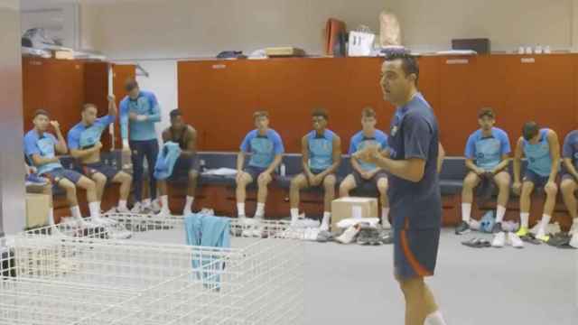 Xavi Hernández, junto a sus jugadores durante un entrenamiento / FCB