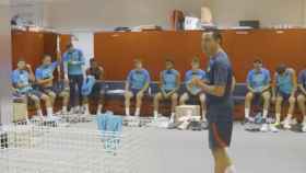 Xavi Hernández, junto a sus jugadores durante un entrenamiento / FCB
