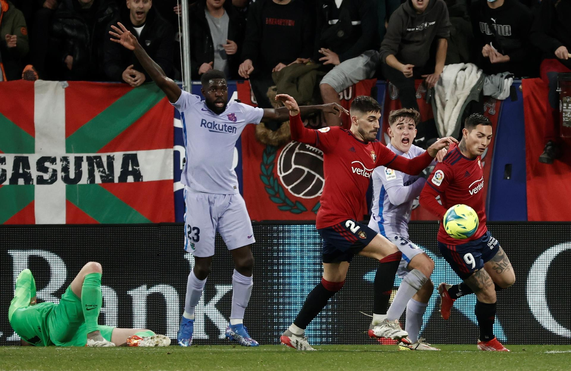 Samuel Umtiti disputó el primer partido oficial de esta temporada en el campo de Osasuna / EFE