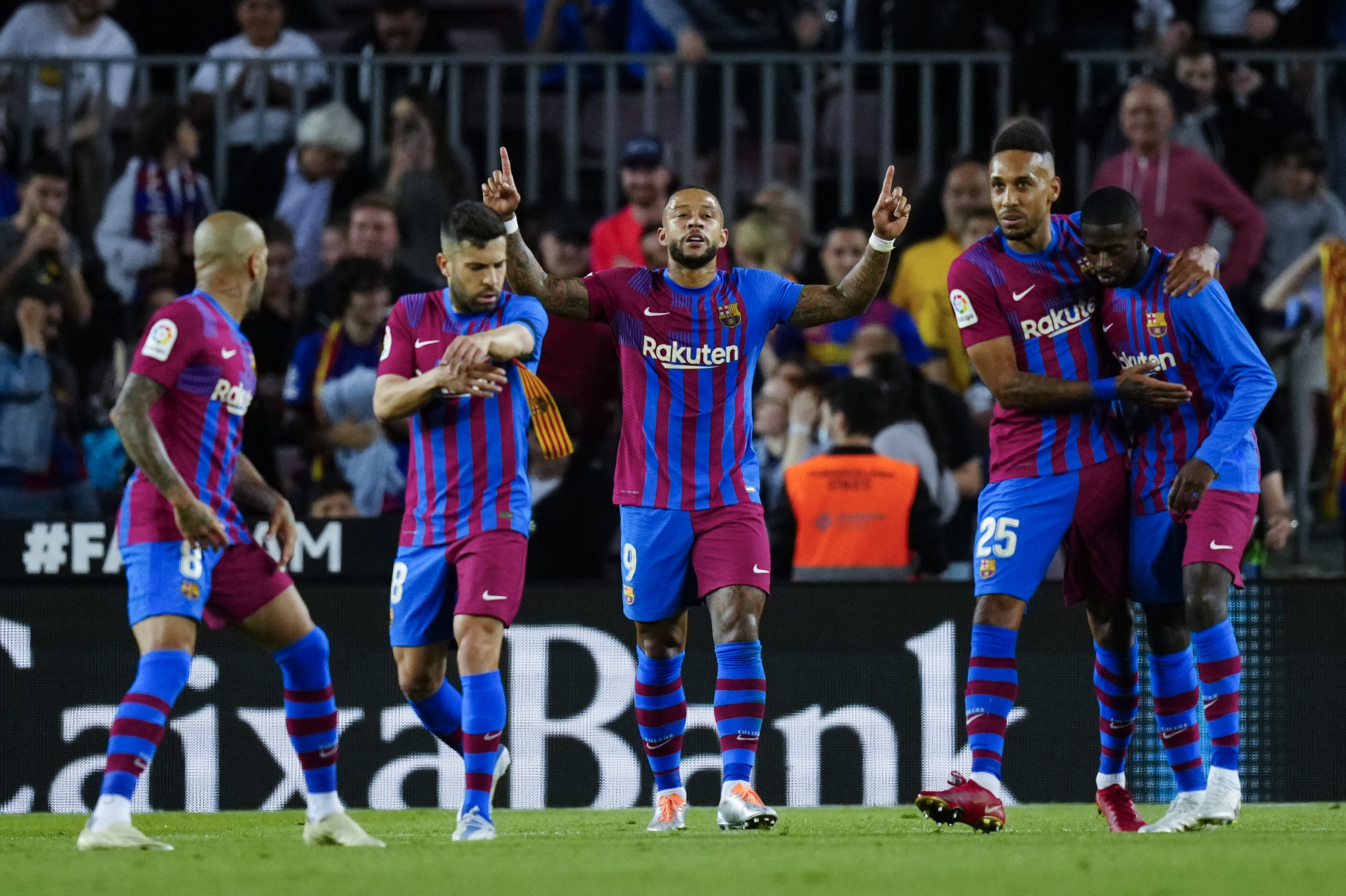 Memphis y Aubameyang celebran sus goles en la victoria del Barça contra el Celta con Jordi Alba, Dani Alves y Dembelé / EFE