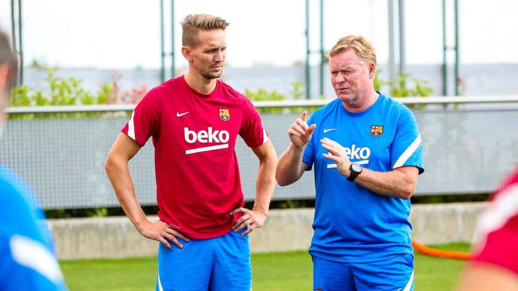 Luuk de Jong y Ronald Koeman, en un entrenamiento del Barça / FCB