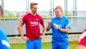 Luuk de Jong y Ronald Koeman, en un entrenamiento del Barça / FCB