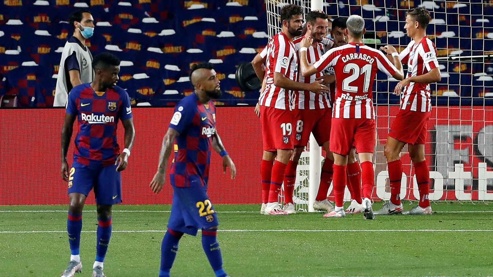 El Barça de Bartomeu, con Semedo y Vidal en la imagen, cabizbajos contra el Atlético / EFE