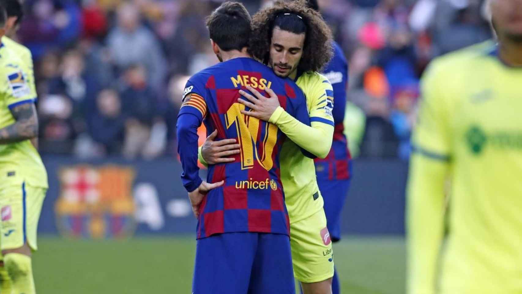 Marc Cucurella saludando a Leo Messi durante el encuentro de Liga entre FC Barcelona y Getafe CF /FC BARCELONA