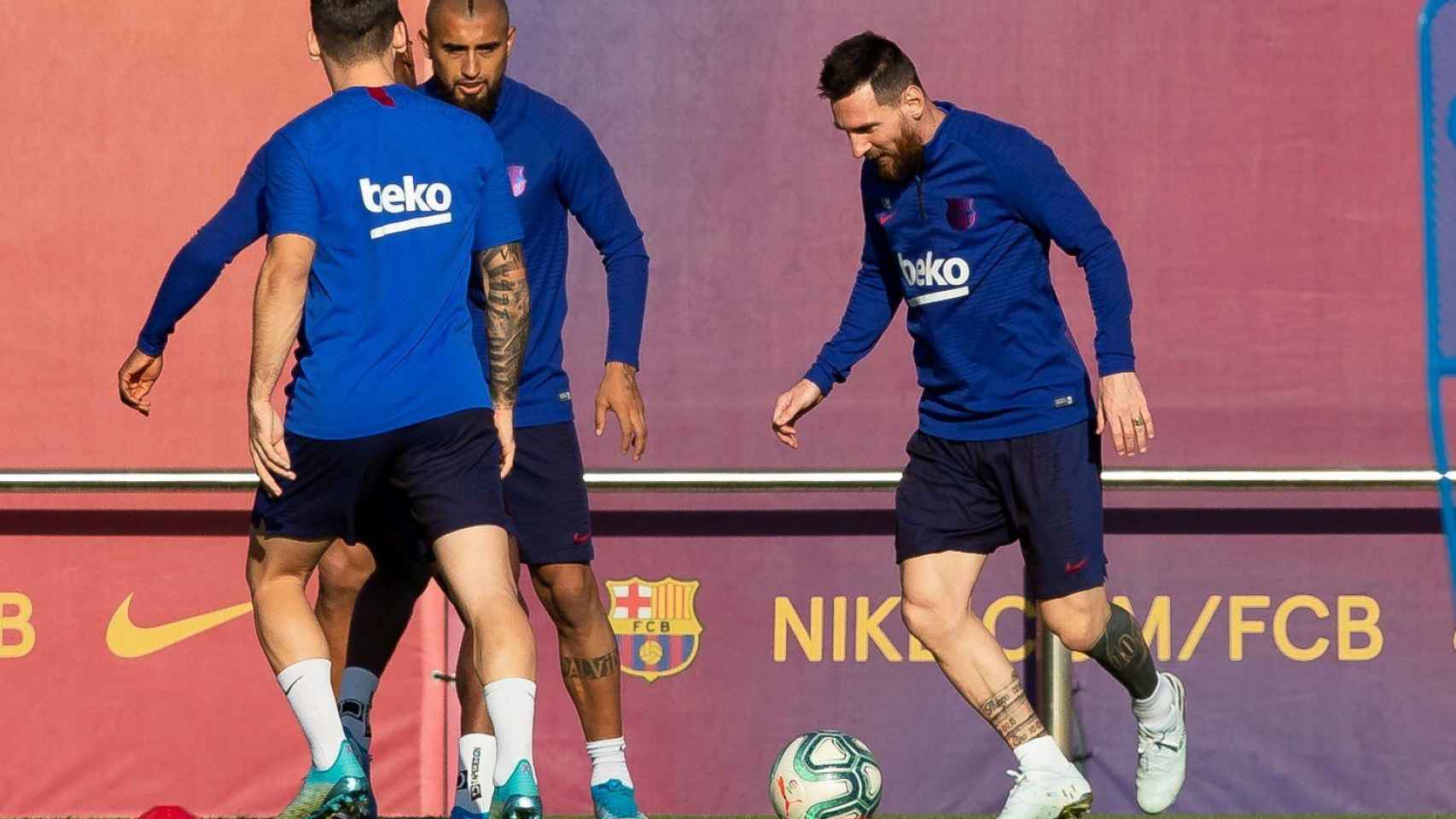Messi y Arturo Vidal en un entrenamiento del Barça / EFE