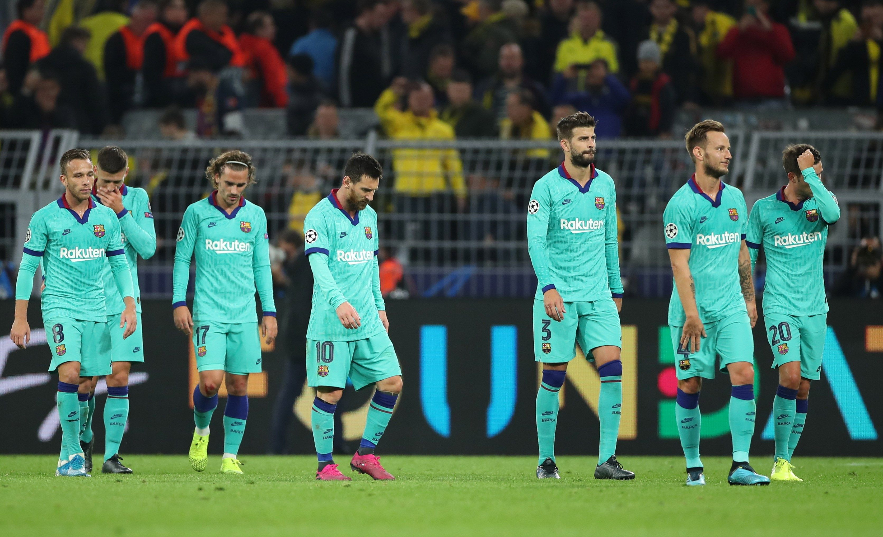 Una foto de los jugadores del Barça tras empatar contra el Borussia Dortmund / EFE