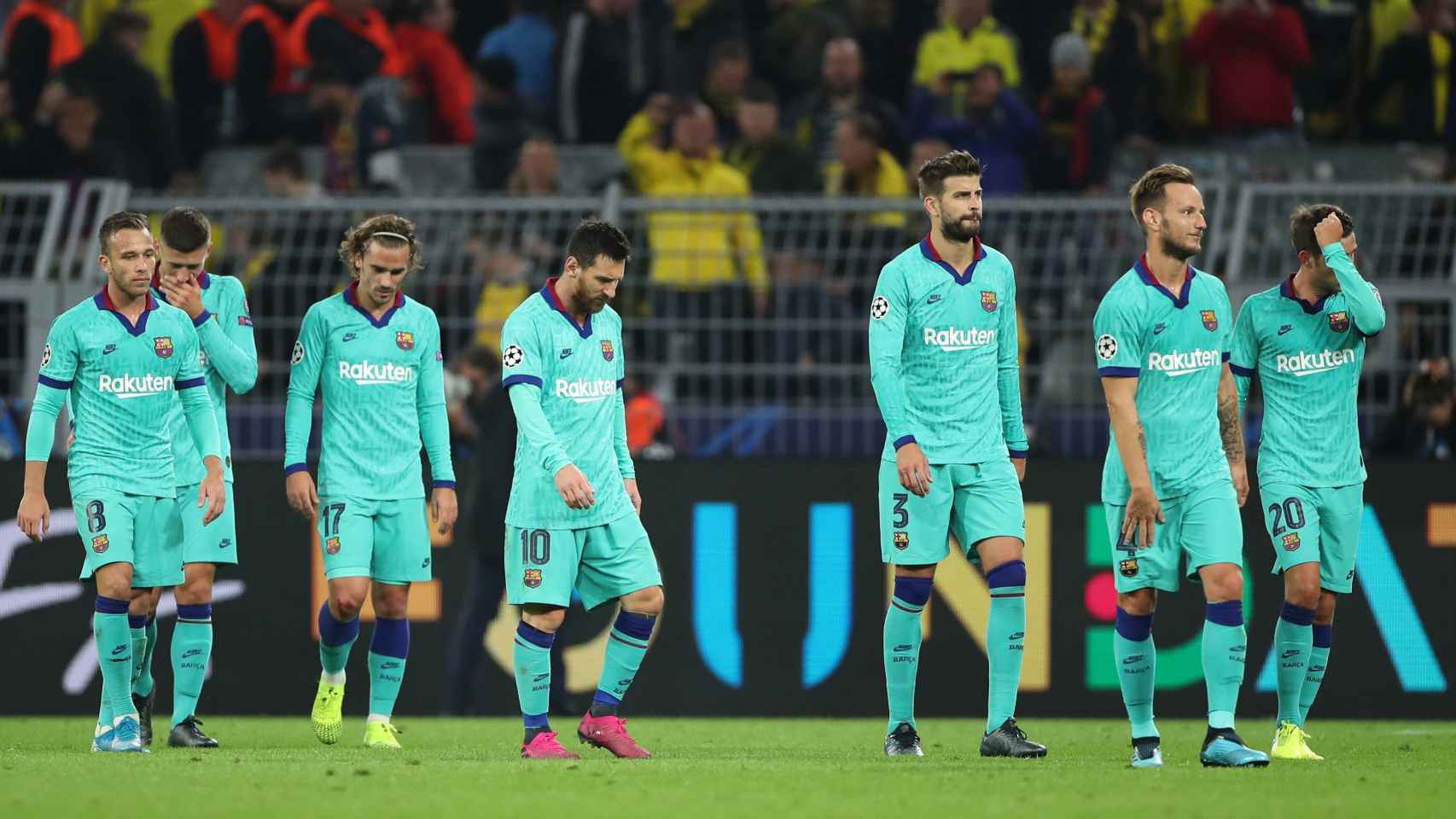 Una foto de los jugadores del Barça tras empatar contra el Borussia Dortmund / EFE