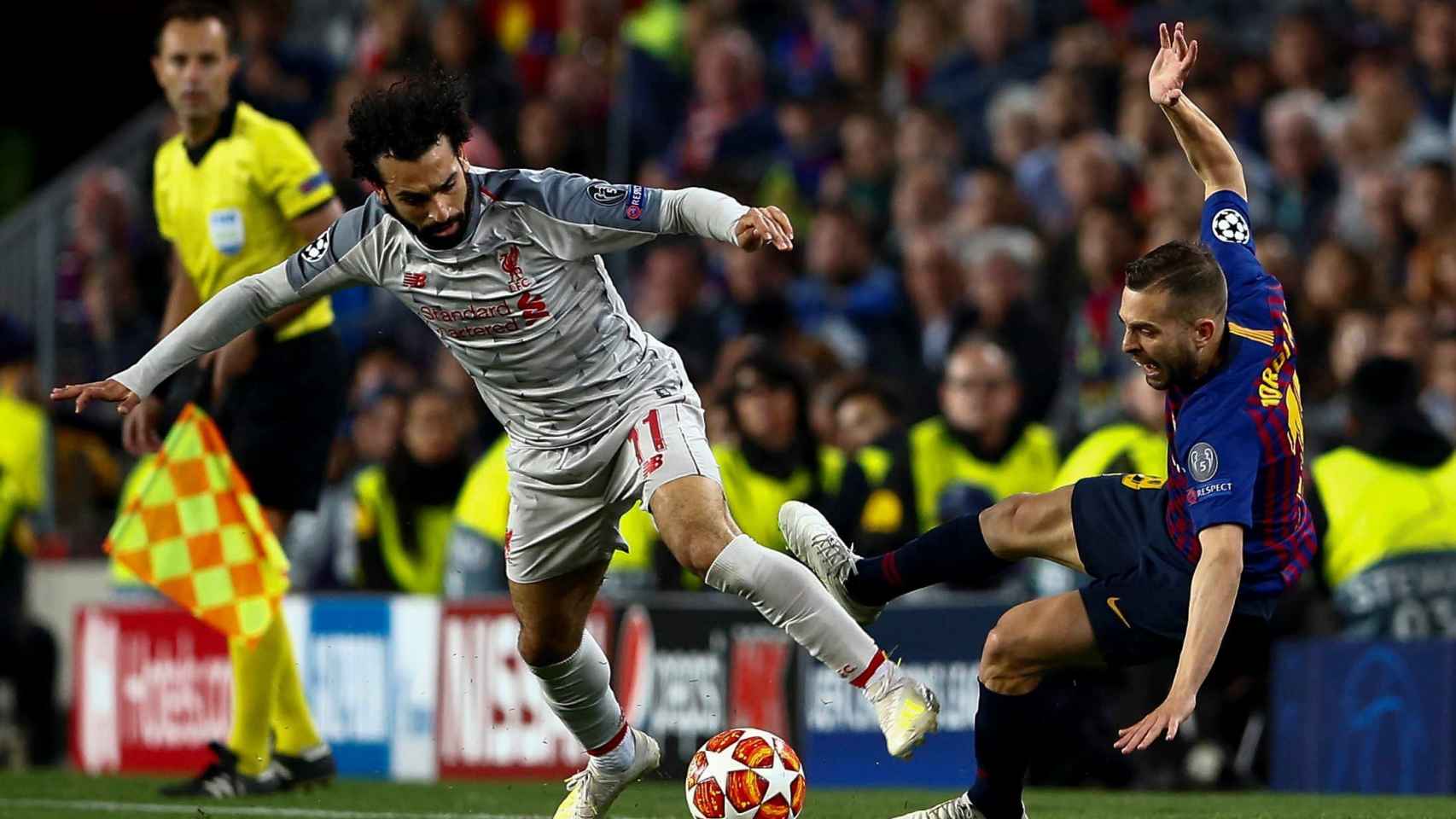 Salah y Jordi Alba en una acción en el Barça - Liverpool / EFE