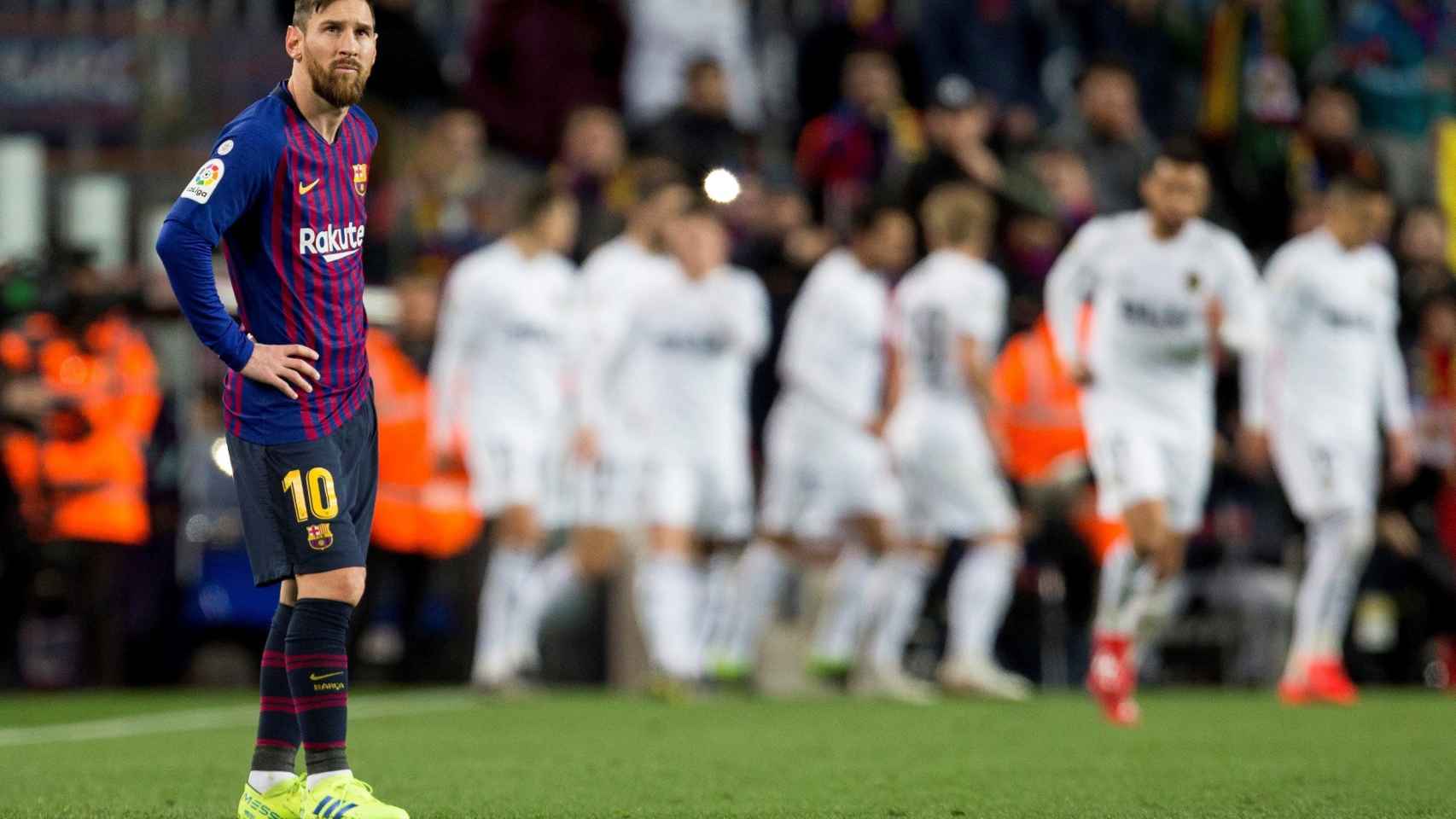 Leo Messi se lamenta por uno de los goles del Valencia CF / EFE