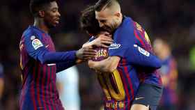Leo Messi y Jordi Alba se abrazan ante la felicitación de Dembelé / EFE