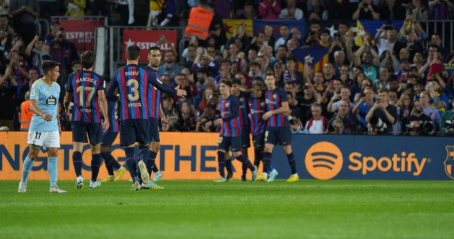 Los jugadores del FC Barcelona, celebrando el gol de Pedri ante el Celta / LUIS MIGUEL AÑÓN