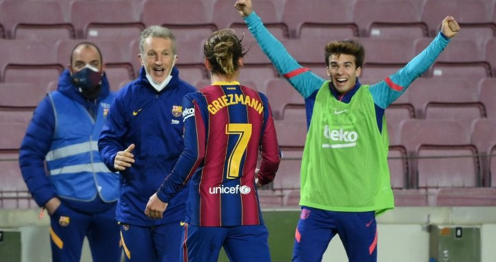 Riqui Puig celebra desde la banda un gol con Griezmann, la temporada pasada / FC Barcelona