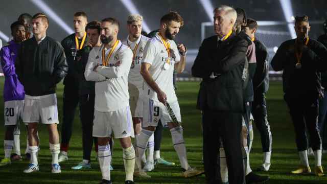 Carlo Ancelotti y sus jugadores del Real Madrid, decepcionados tras la Supercopa de España 2023 / EFE