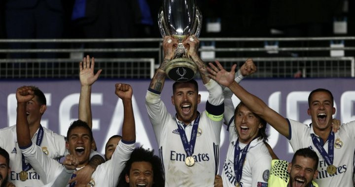 Sergio Ramos levanta la Supercopa de Europa tras vencer al Sevilla / EFE