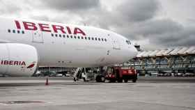 Un avión de Iberia en el Aeropuerto de Madrid / EP
