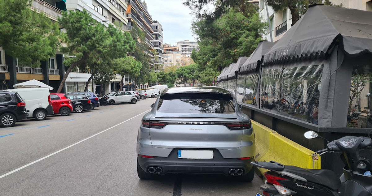 El coche de Gerard Piqué aparcado en la calle Beethoven de Barcelona / CG